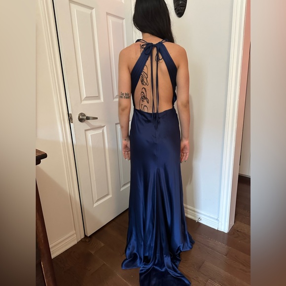 “Elegant Silk Prom Dress – Timeless Glamour” - Picture 5 of 8